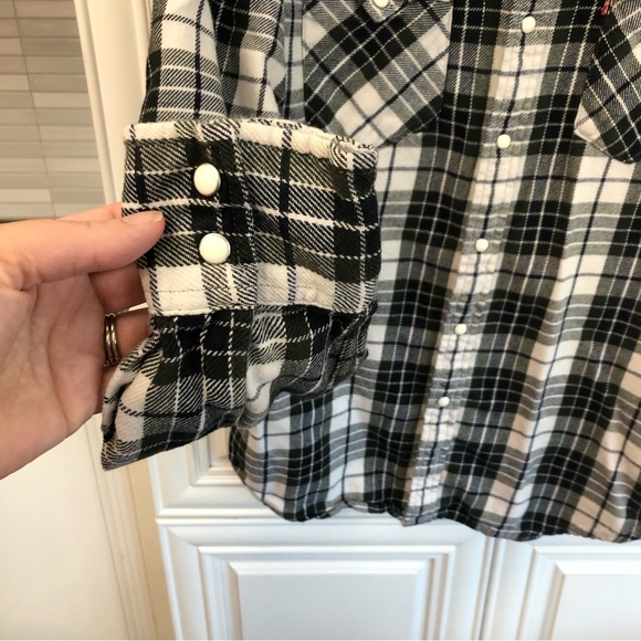 Levi’s women’s plaid flannel shirt - Picture 5 of 10